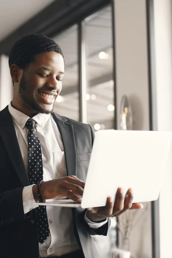 african-american-businessman-using-laptop-cafe_1157-46908